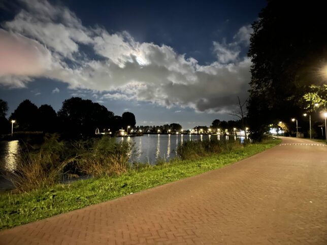 rivier met fietspad in het schemerdonker